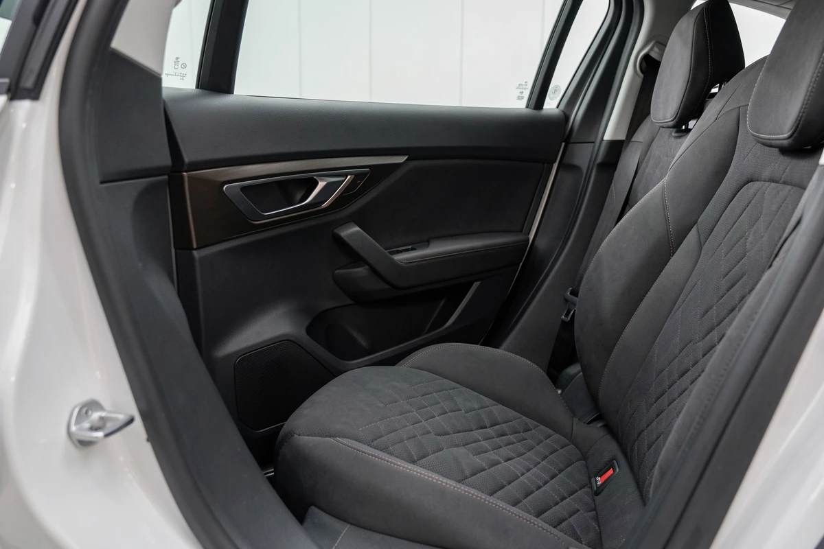 Sièges arrière et panneau de porte intérieur de la Cupra Formentor en showroom premium