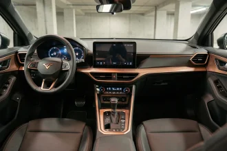 Tableau de bord intérieur de la Cupra Formentor avec accents cuivrés et écran central infotainment