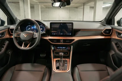 Tableau de bord intérieur de la Cupra Formentor avec accents cuivrés et écran central infotainment