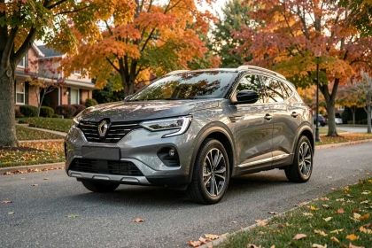 Renault Symbioz gris rafale garé dans une rue résidentielle entourée d'arbres aux couleurs d'automne